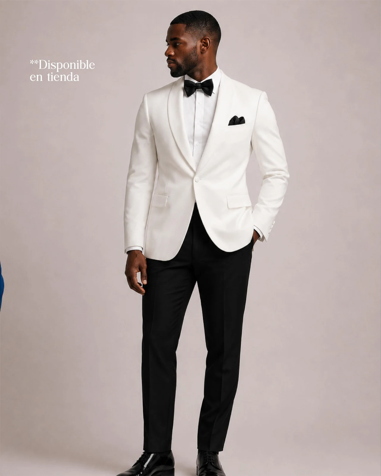 Conjunto formal con chaqueta blanca, pajarita negra y pantalón negro